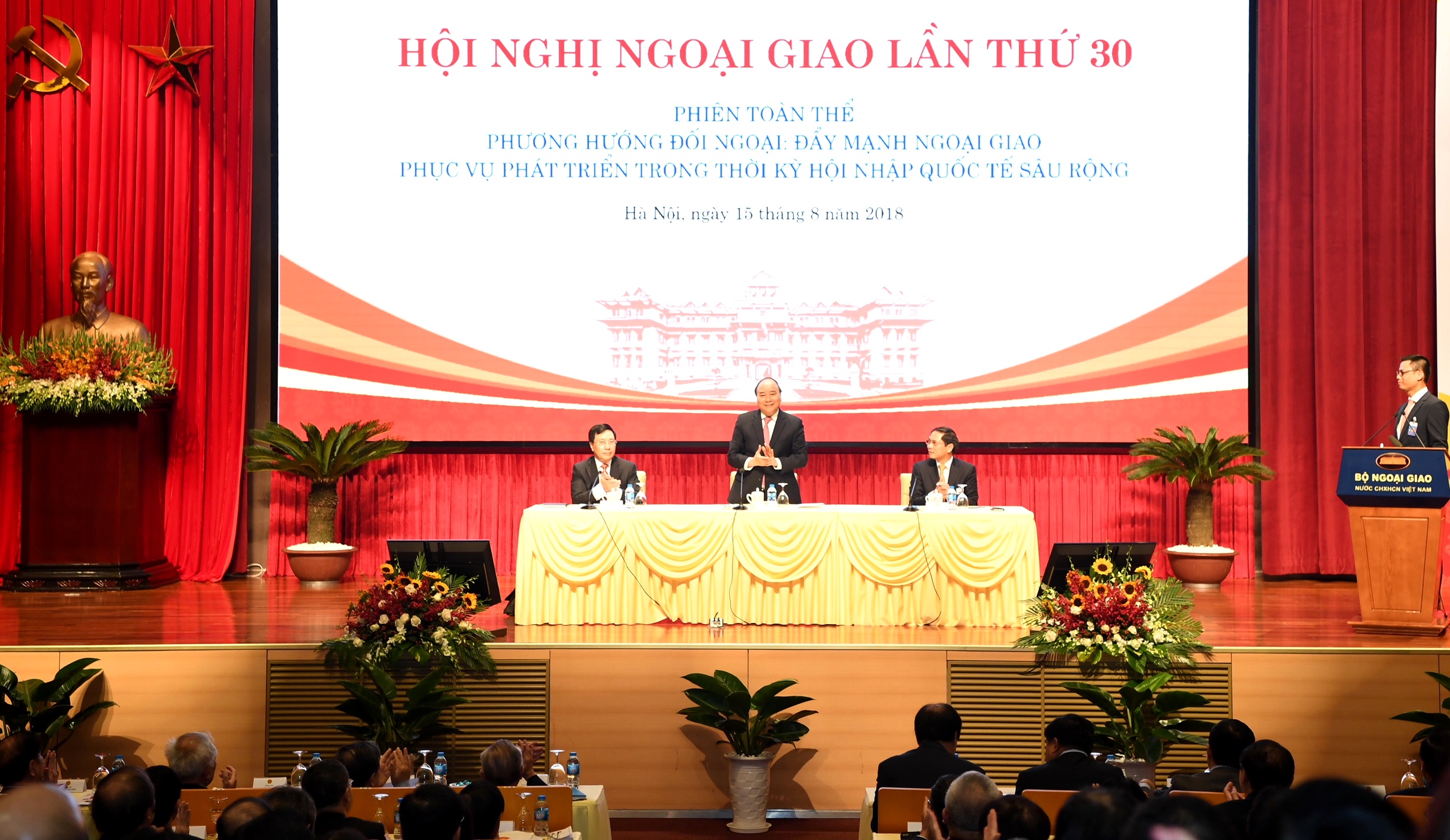 Đẩy mạnh ngoại giao phục vụ phát triển trong thời kỳ hội nhập quốc tế sâu rộng