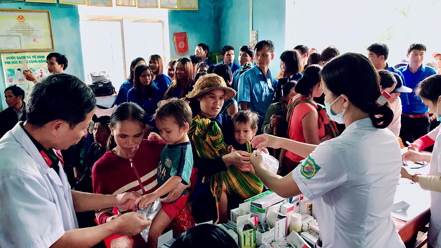 Công ty 75 tặng quà, khám bệnh, cấp thuốc cho bà con dân tộc thiểu số 

