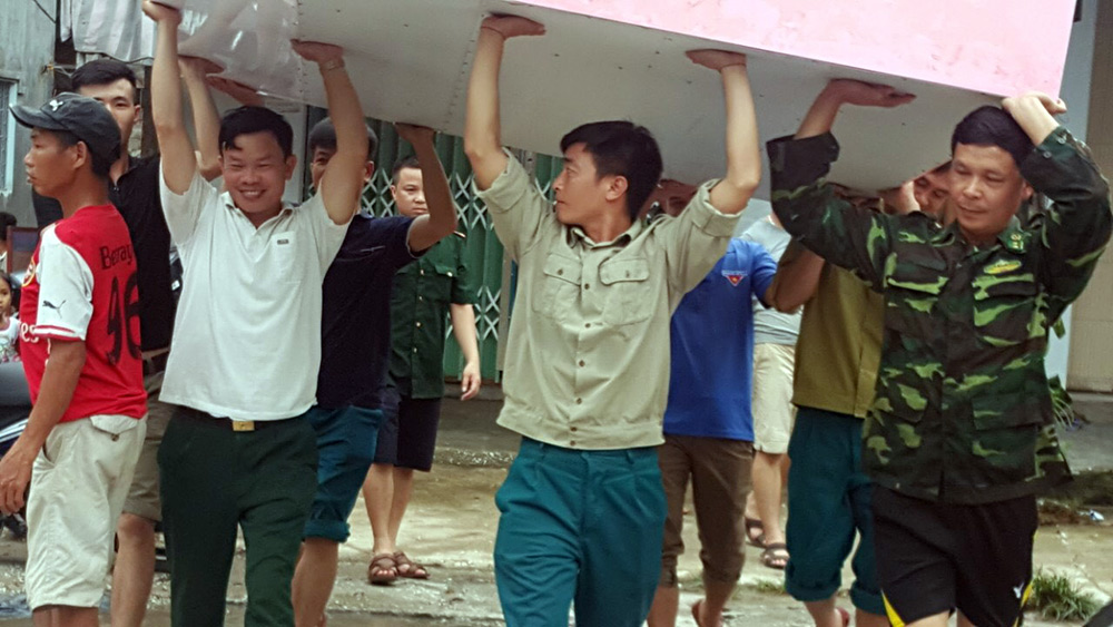 Trắng đêm giúp dân di chuyển khỏi mưa lũ