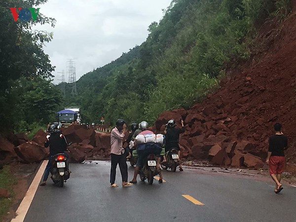 12 người chết và mất tích do mưa lũ, nhiều tuyến đường bị ách tắc 