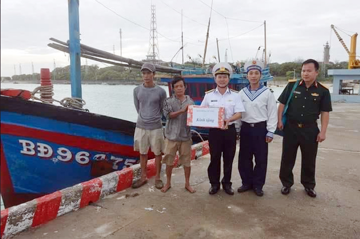 Đội dịch vụ âu tàu Song Tử Tây giúp dân sửa chữa thành công tàu cá gặp nạn

