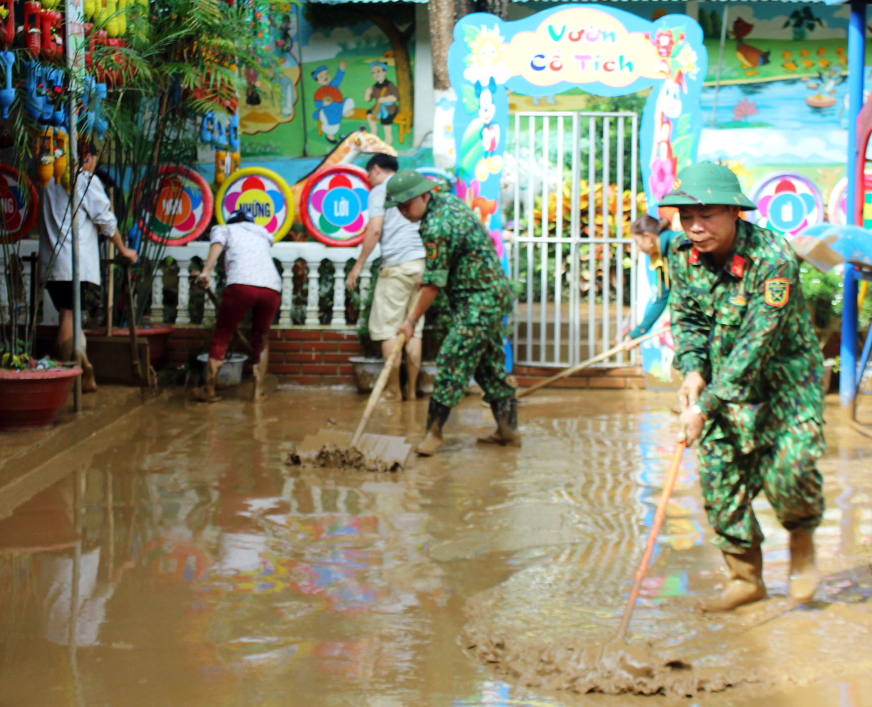 Quân khu 4: Hơn 2600 cán bộ, chiến sĩ giúp dân khắc phục hậu quả mưa lũ