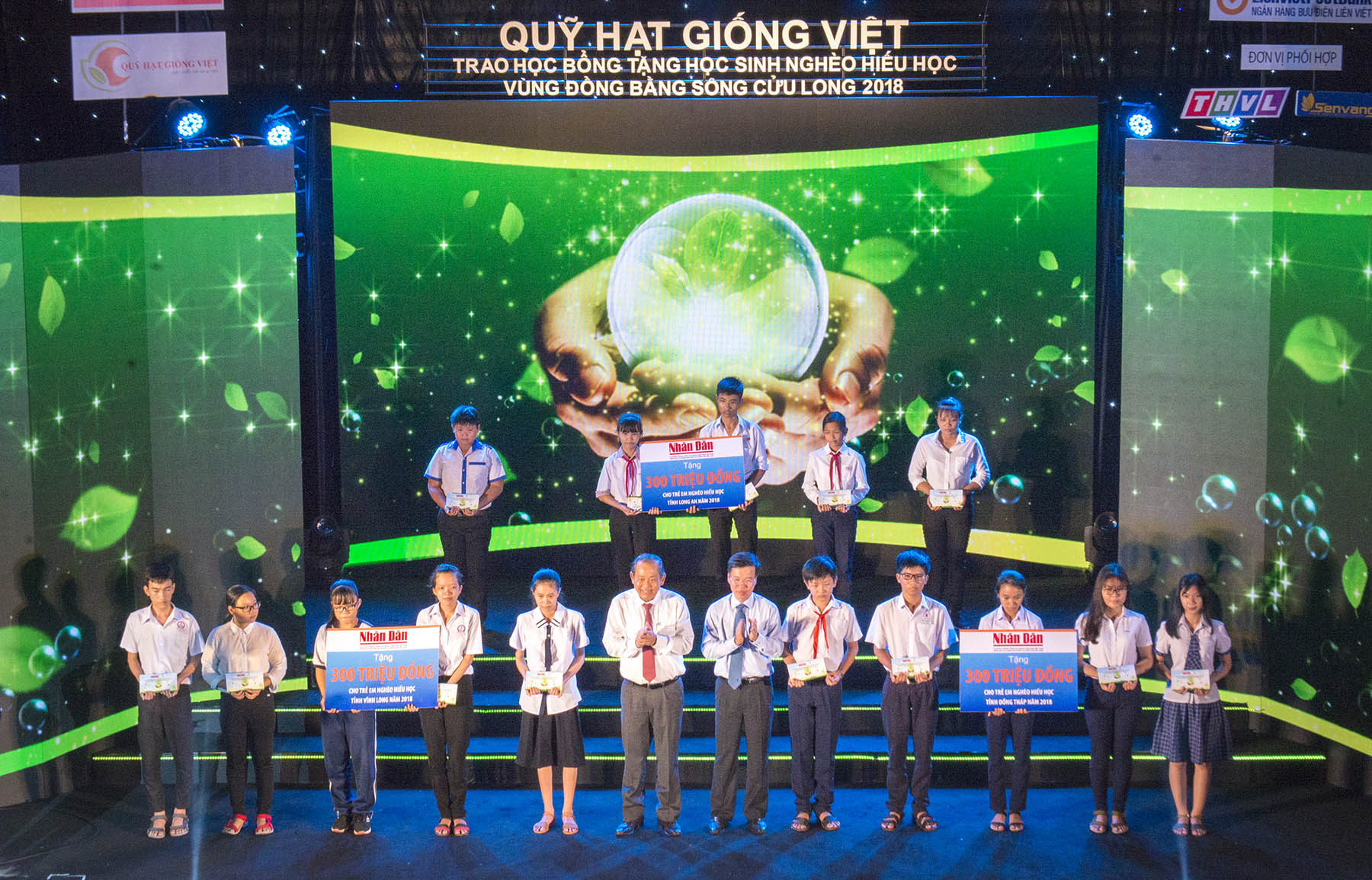 Trao 1.300 suất học bổng cho học sinh nghèo Đồng bằng sông Cửu Long

