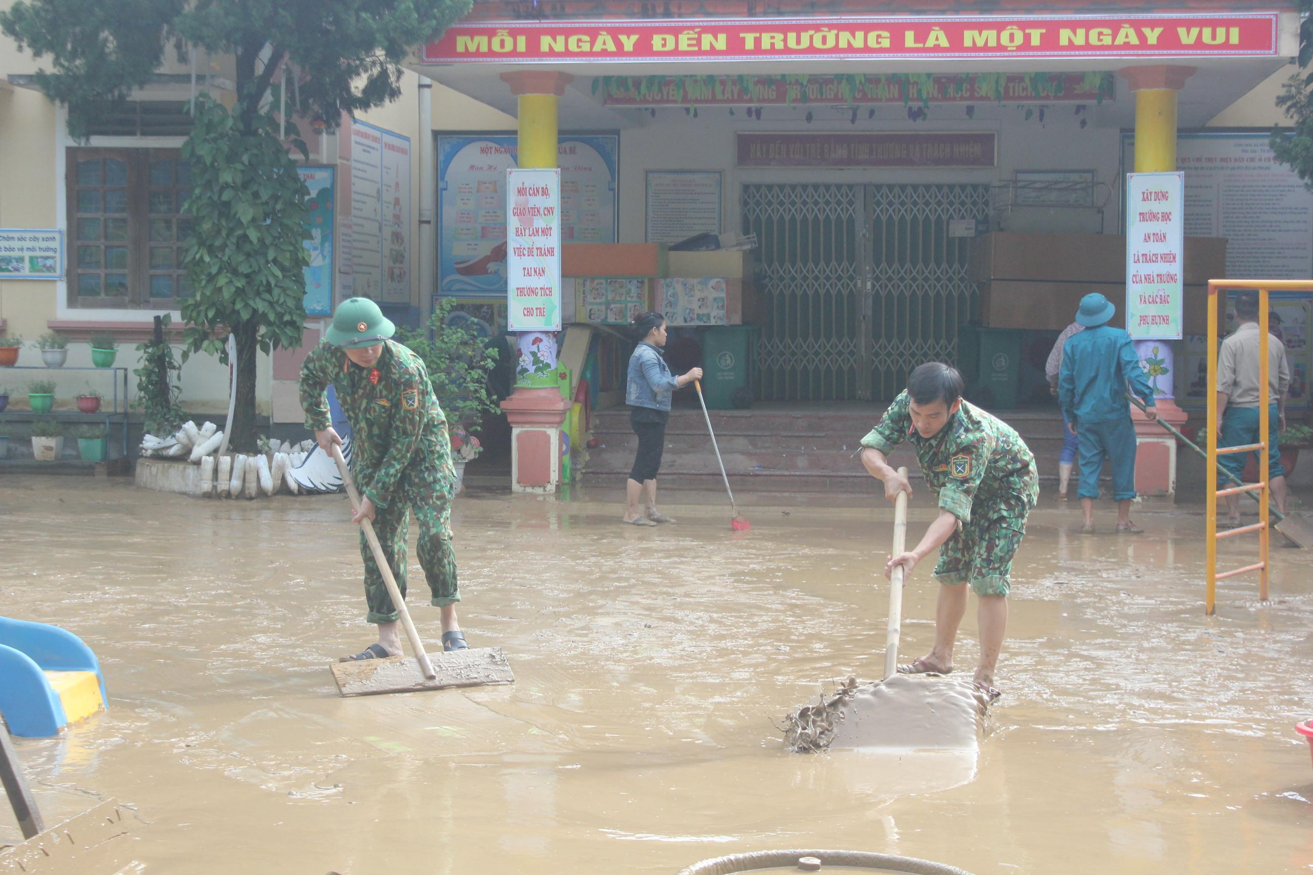 Trong tâm lũ thêm ấm tình quân - dân

