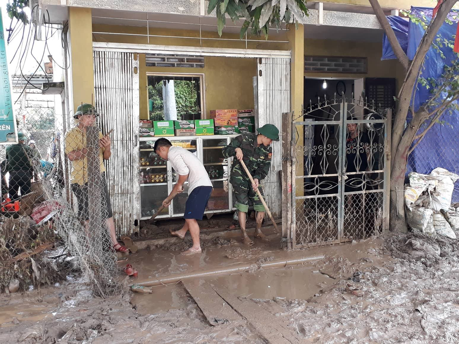 Giúp dân huyện Kỳ Sơn vét bùn, phòng trừ dịch bệnh sau mưa bão