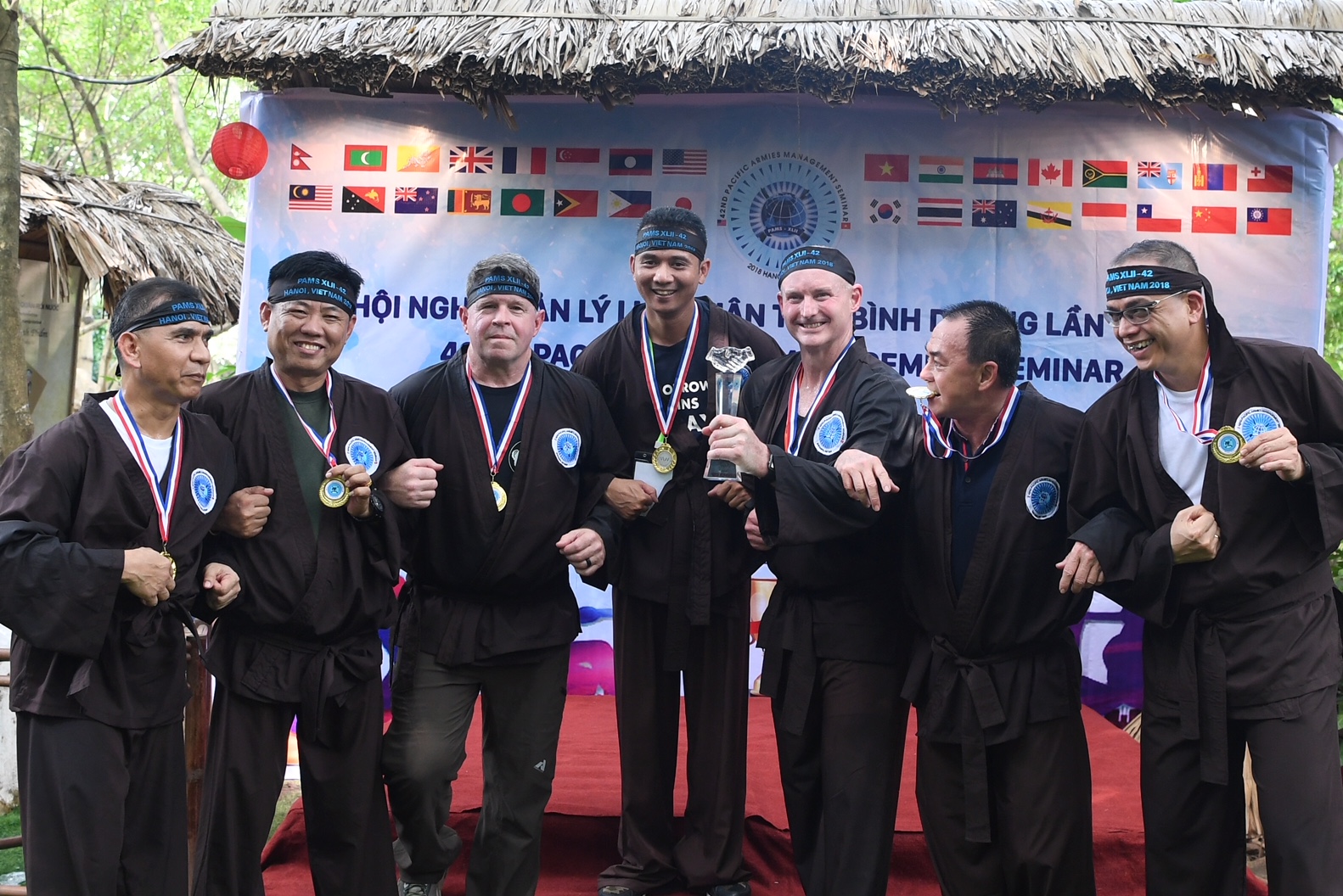 Các thành viên PAMS-42 tìm hiểu văn hóa Việt Nam