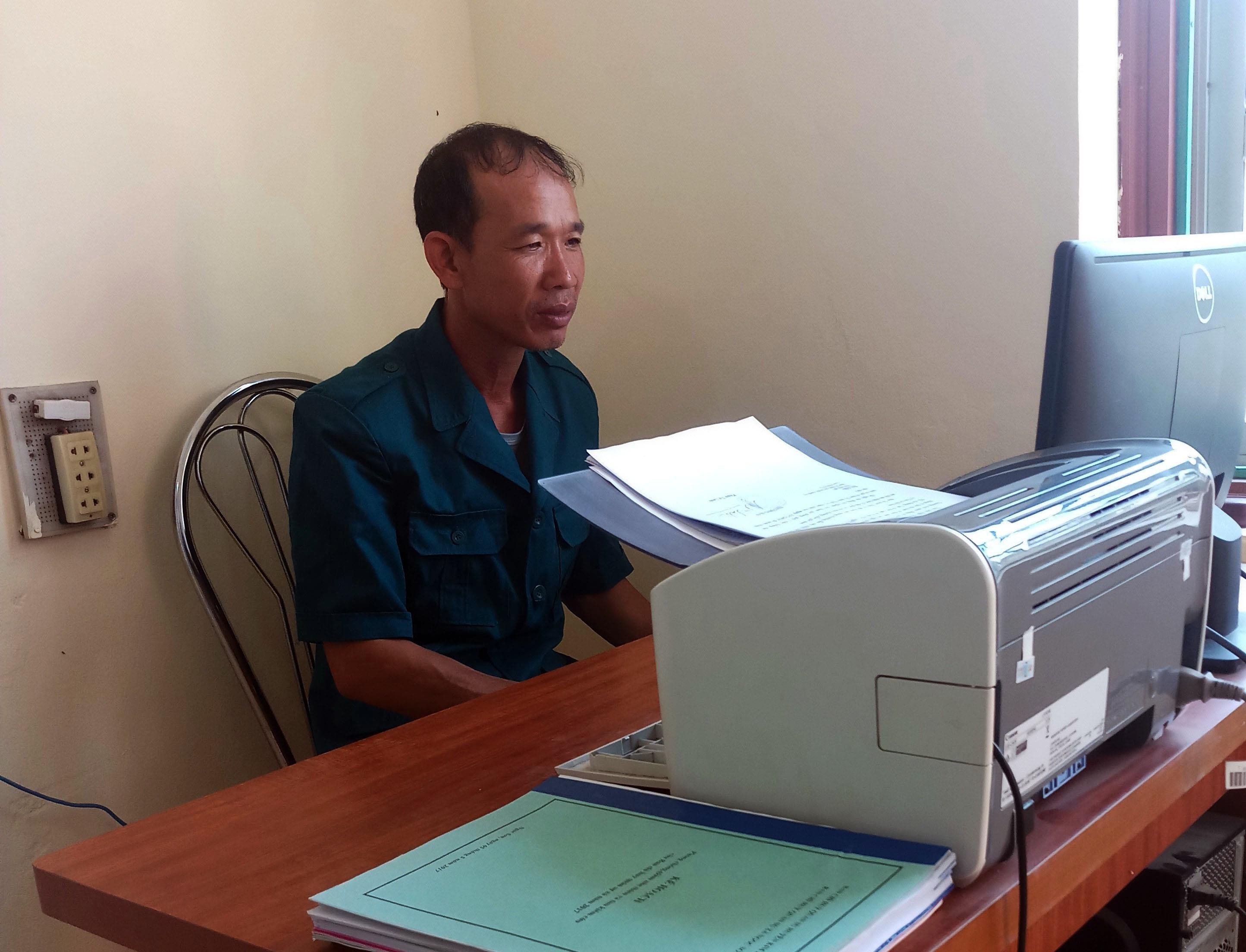 Người cán bộ tròn cả hai vai