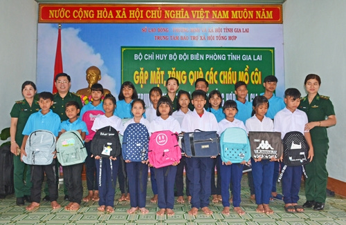 Bộ Chỉ huy BĐBP tỉnh Gia Lai tặng quà cho các cháu học sinh mồ côi