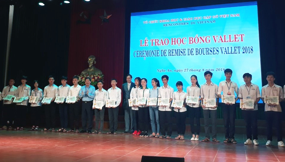 Trao 144 suất Học bổng Vallet tặng học sinh, sinh viên tỉnh Nghệ An