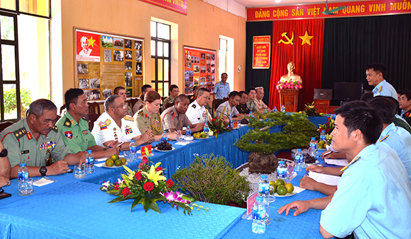 Đoàn Tùy viên quân sự các nước thăm đơn vị phòng không