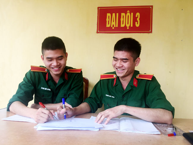 Nghị lực vượt khó của anh em song sinh