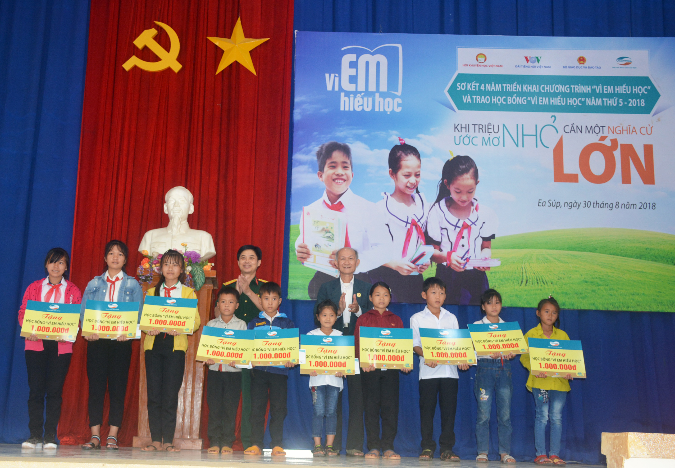 Trao học bổng “Vì em hiếu học” tặng học sinh nghèo tỉnh Đắk Lắk

