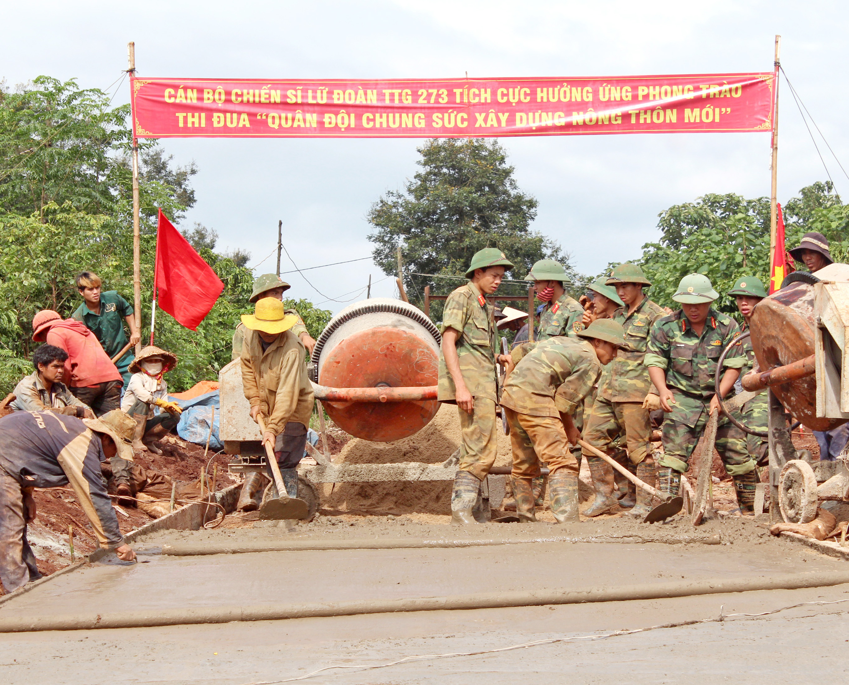 Giúp nhân dân bằng những việc làm thiết thực