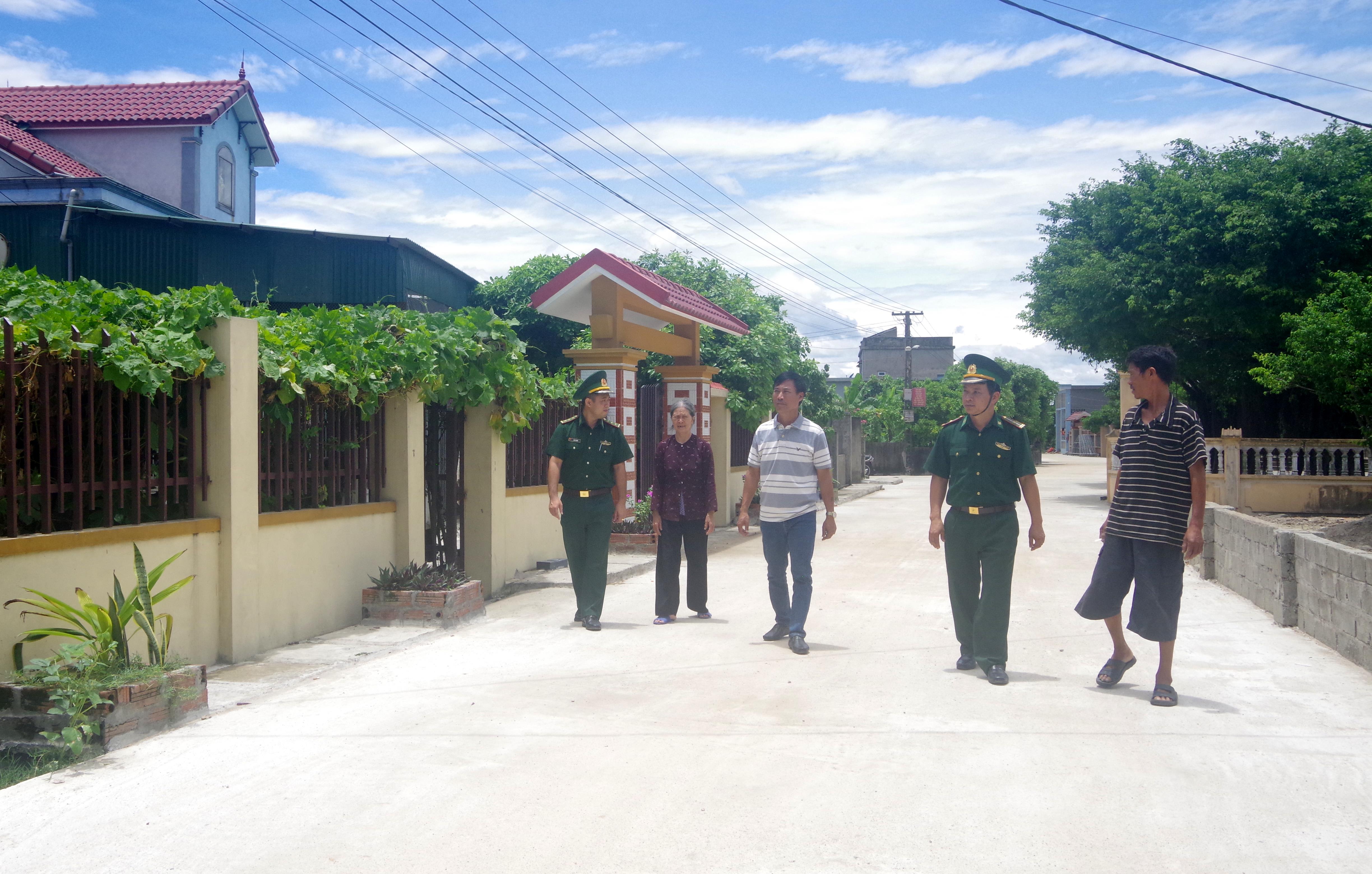 Tình quân-dân nơi xóm đạo