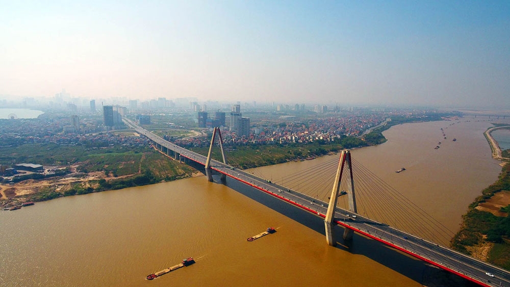 Cầu Nhật Tân là một trong những công trình chào mừng 1.000 năm Thăng Long-Hà Nội, bắc qua sông Hồng. Vào các buổi tối cuối tuần, cả cây cầu sáng rực với các bóng đèn led, đèn chiếu công suất lớn, được người dân Thủ đô gọi vui là “cầu bảy màu”.