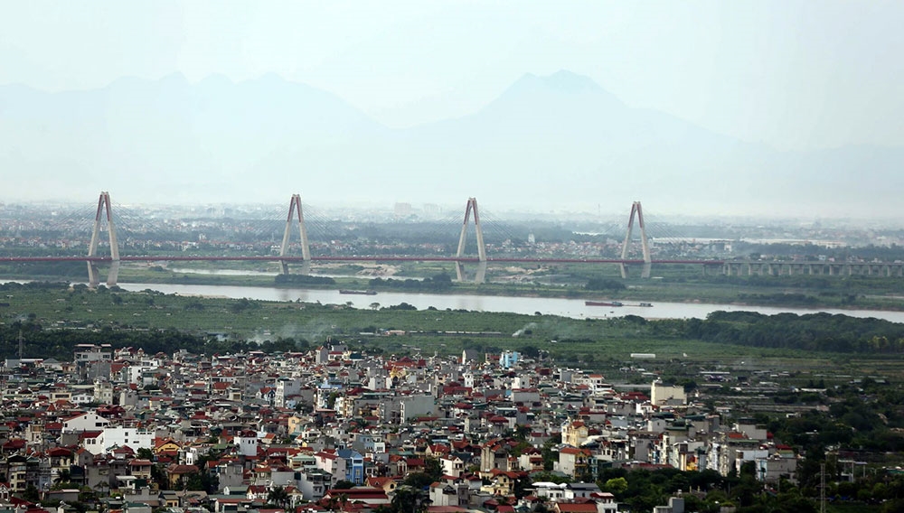 Cầu Nhật Tân là cây cầu dây văng lớn nhất Việt Nam, có tổng chiều dài 9,17km. Đây là tuyến giao thông chính kết nối Hà Nội với Sân bay Quốc tế Nội Bài và các tỉnh Đông Bắc.