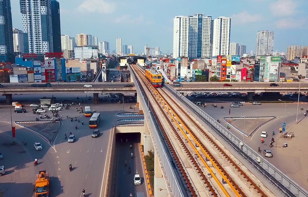 Cầu vượt cạn, đường hầm qua nút giao thông, đường sắt trên cao là những công trình không những làm thay đổi diện mạo giao thông của Hà Nội mà còn giải quyết tốt vấn đề lưu thông cho lượng lớn phương tiện cơ giới ở Thủ đô. Trong ảnh: Nút giao thông nhiều cấp ngã tư Nguyễn Trãi– Khuất Duy Tiến– Nguyễn Xiển.