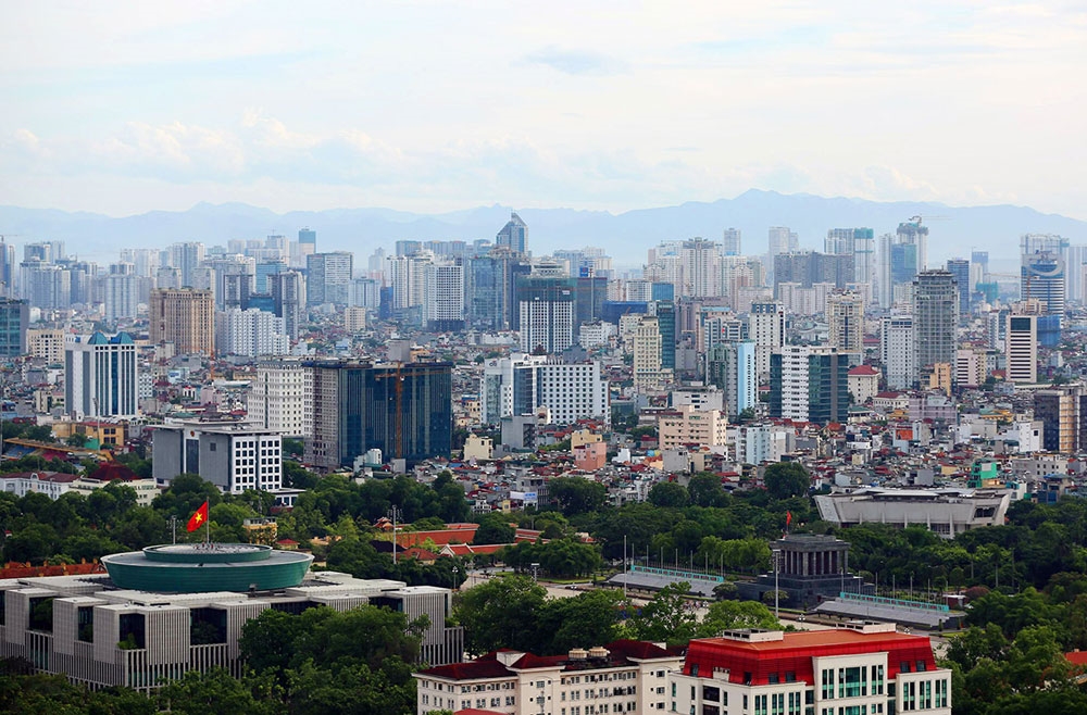 Khu vực Quảng trường Ba Đình và phía xa là khu đô thị thuộc quận Cầu Giấy, quận Đống Đa.