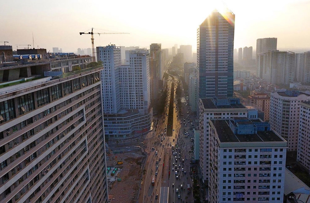 Khu đô thị sầm uất với nhiều toà cao ốc dọc hai bên đường Lê Văn Lương kéo dài.