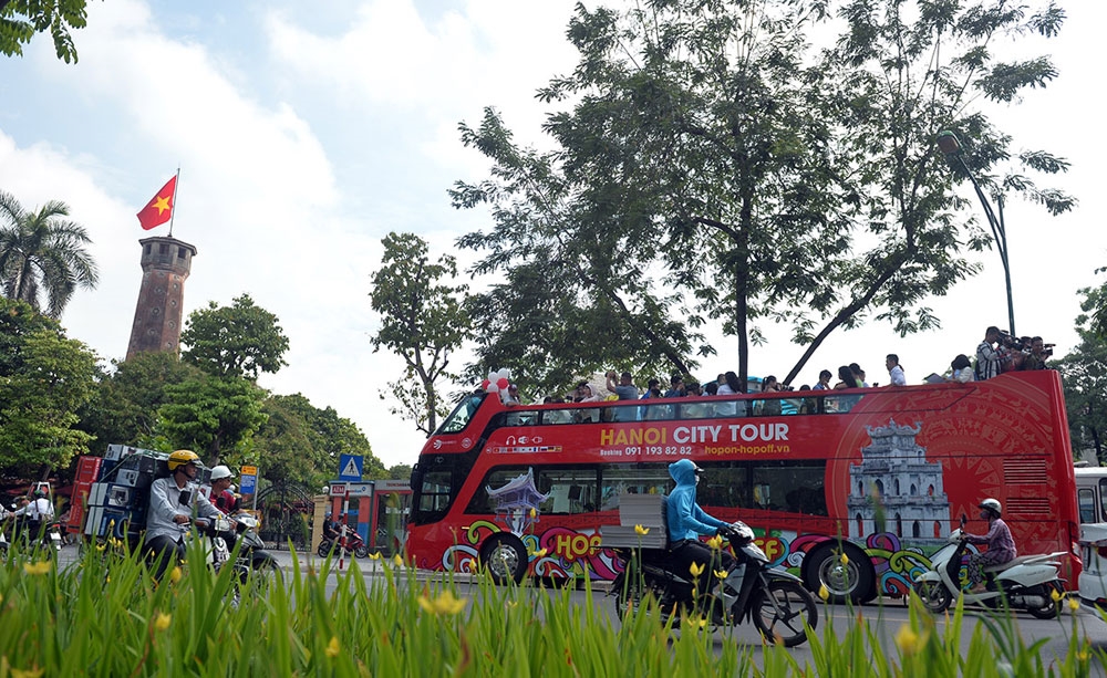Tham quan Hà Nội bằng xe bus mui trần hai tầng cũng tạo nên cảm giác thú vị cho du khách.