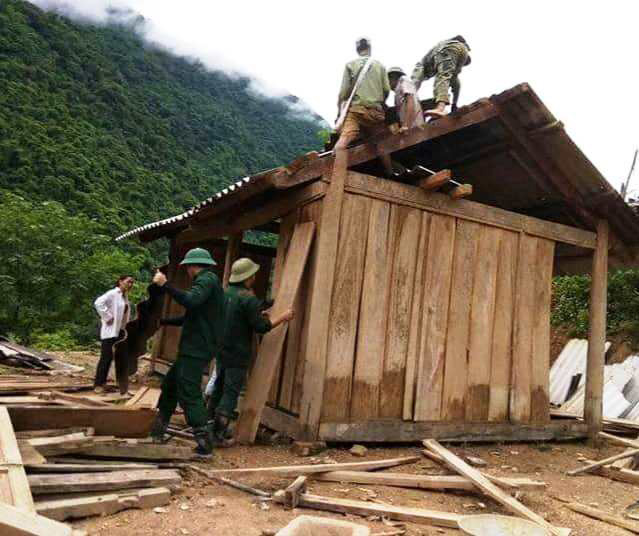 Đoàn Kinh tế Quốc phòng 4 (Quân khu 4) giúp dân khắc phục hậu quả sau lũ