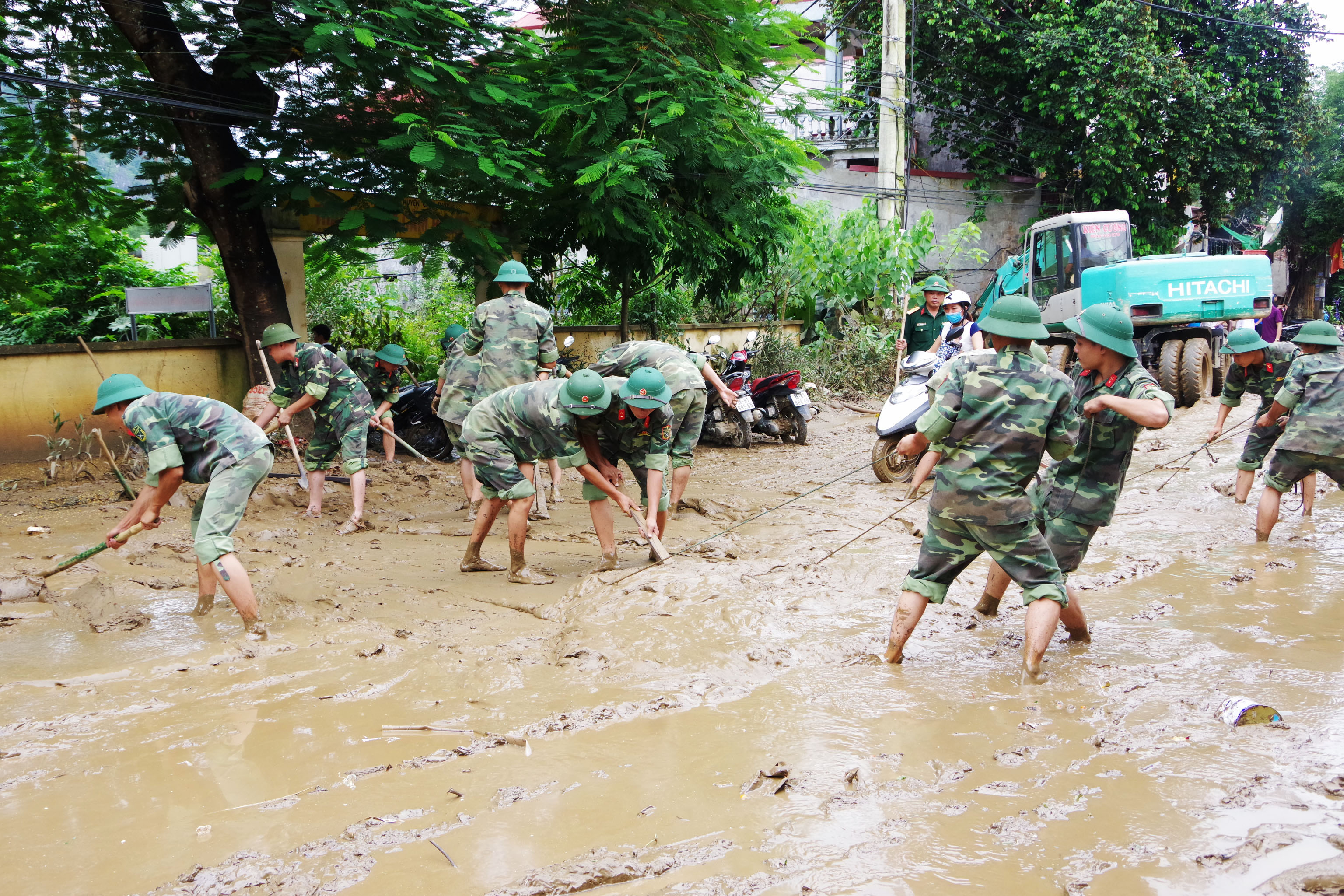 Bộ đội Trung đoàn 762 hành quân giúp dân trong ngày Tết Độc Lập