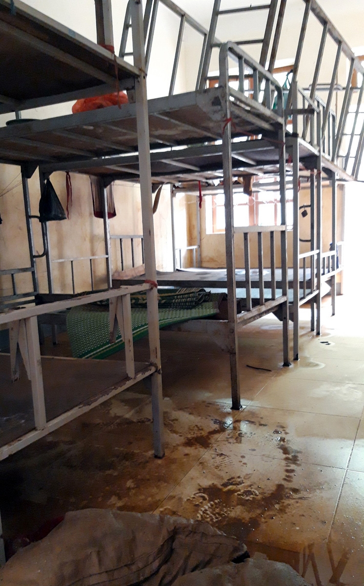 Thiết bị dạy học, sách vở hầu như bị hư hỏng hoàn toàn.