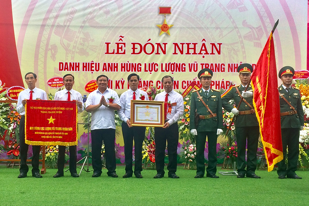 Đảng bộ và nhân dân xã Tây Ninh đón nhận danh hiệu Anh hùng Lực lượng vũ trang nhân dân 

