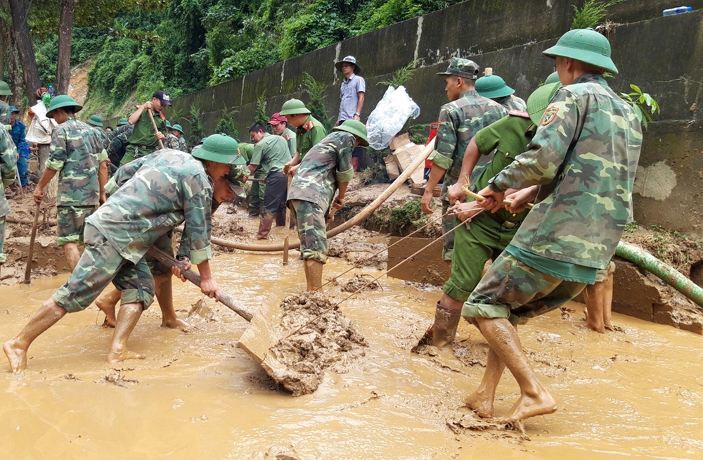 Hàng nghìn tấn bùn đất đã được cán bộ, chiến sĩ và các lực lượng đưa ra khỏi khu vực trường.