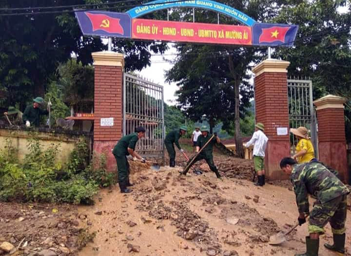 Cán bộ, chiến sĩ Đoàn Kinh tế Quốc phòng 4 giúp dân khắc phục hậu quả lũ lụt