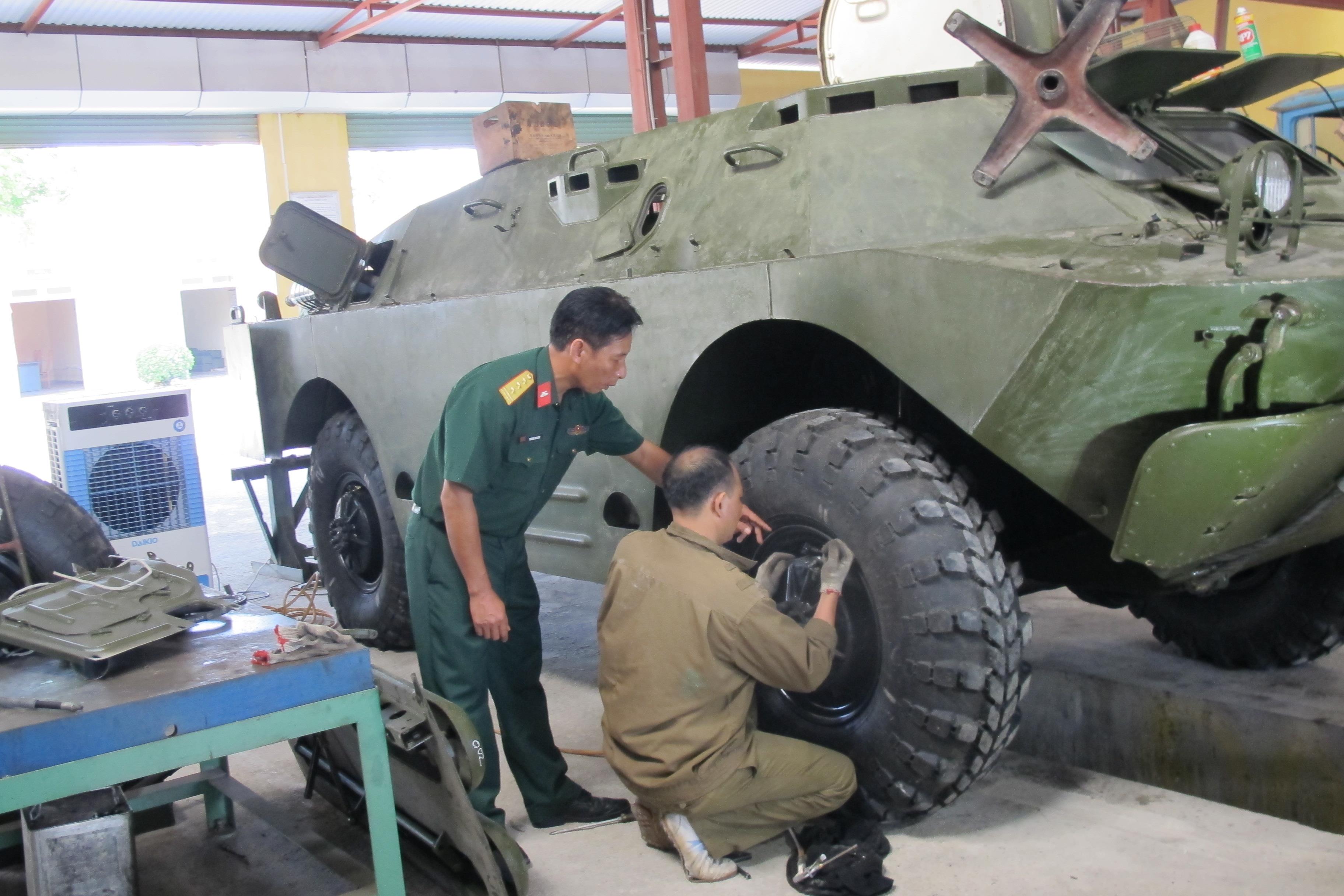 Tháo lắp tang trống bánh xe thiết giáp an toàn