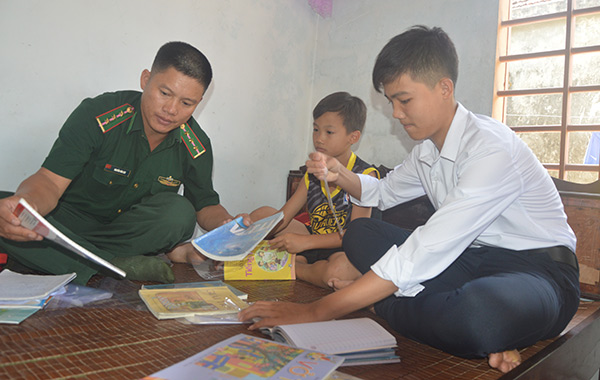 Bộ đội Biên phòng Hà Tĩnh đỡ đầu 61 học sinh đến trường

