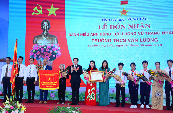 Trường THCS Văn Lương, huyện Long Điền (Bà Rịa - Vũng Tàu) đón nhận danh hiệu Anh hùng LLVT nhân dân