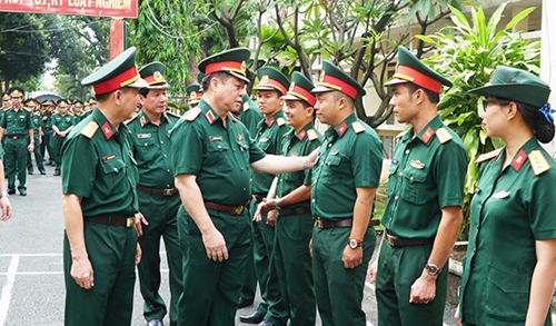 Thượng tướng Nguyễn Trọng Nghĩa kiểm tra công tác chuẩn bị năm học mới tại Trường Sĩ quan Kỹ thuật quân sự