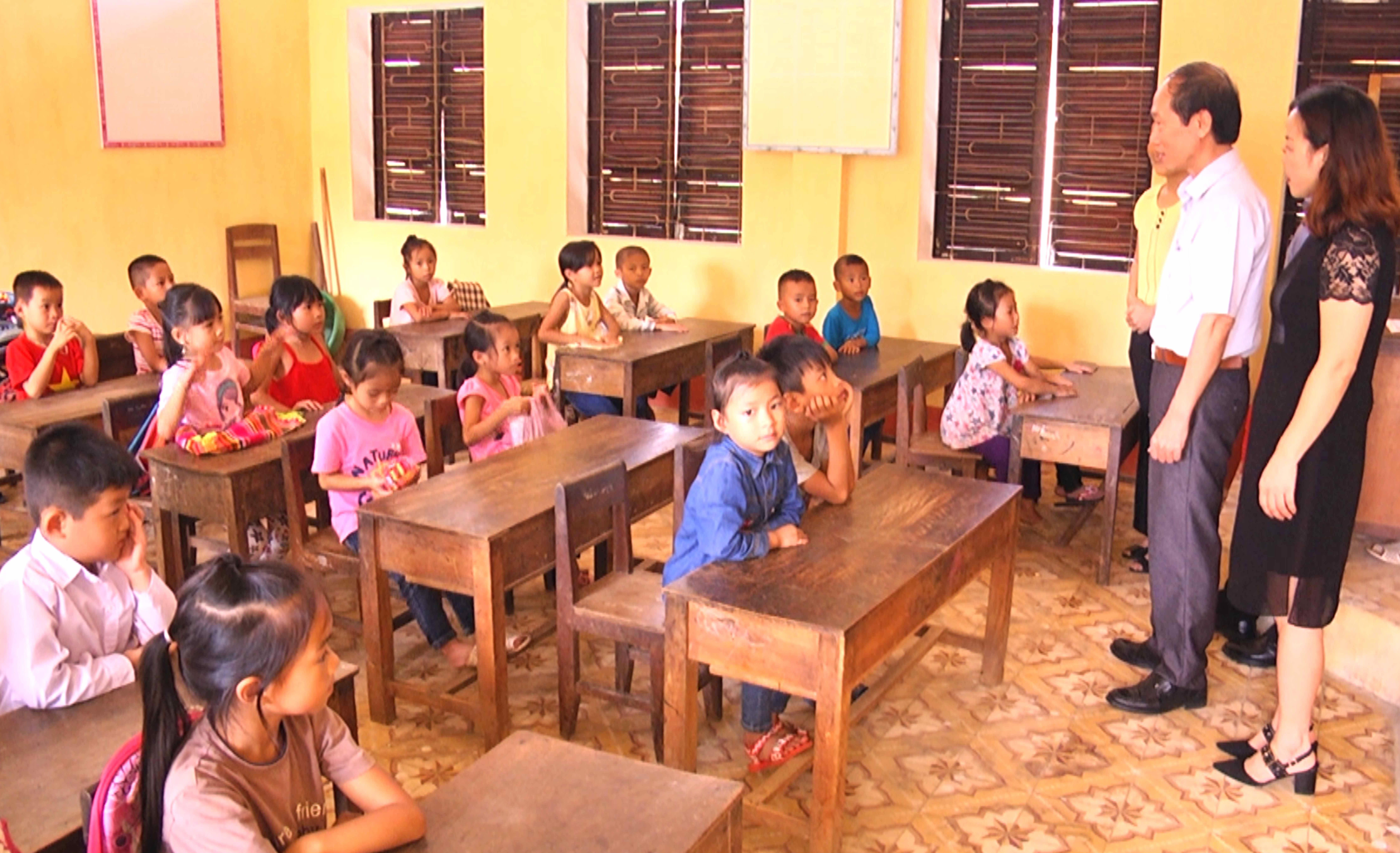 Học sinh vùng cao vui ngày tựu trường