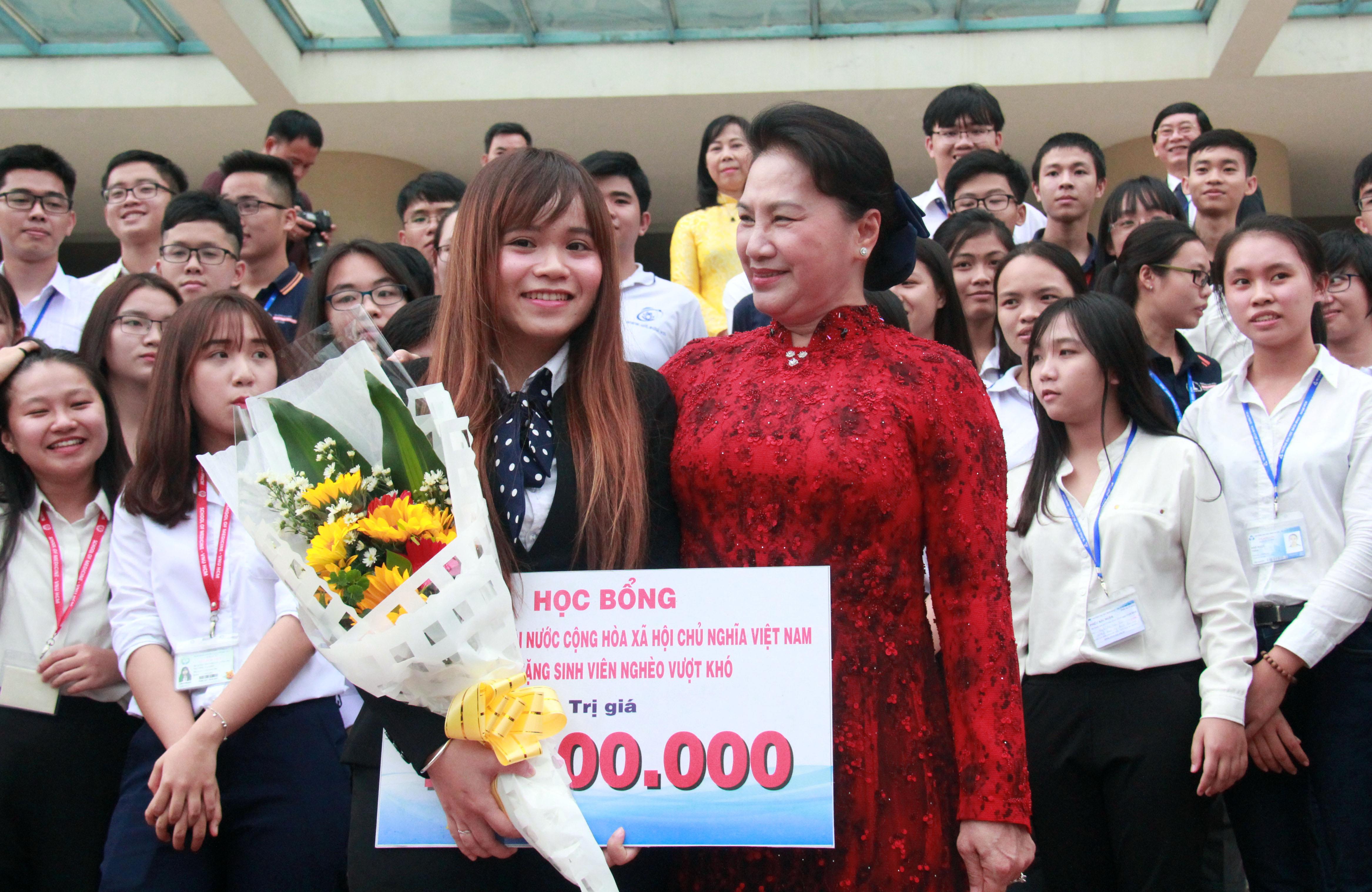 Chủ tịch Quốc hội Nguyễn Thị Kim Ngân thăm, làm việc tại Đại học Quốc gia TP Hồ Chí Minh