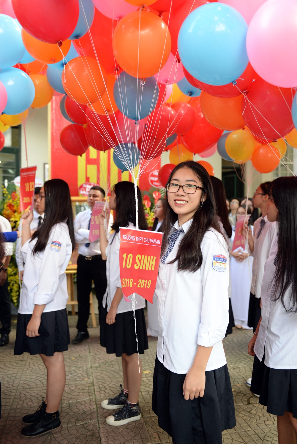 Học sinh đầu cấp rạng rỡ đón năm học mới.