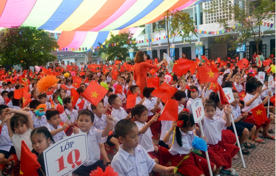 Học sinh lớp 1 Trường Tiểu học Đông Ngạc B, Bắc Từ Liêm, Hà Nội phấn khởi dự lễ khai giảng.