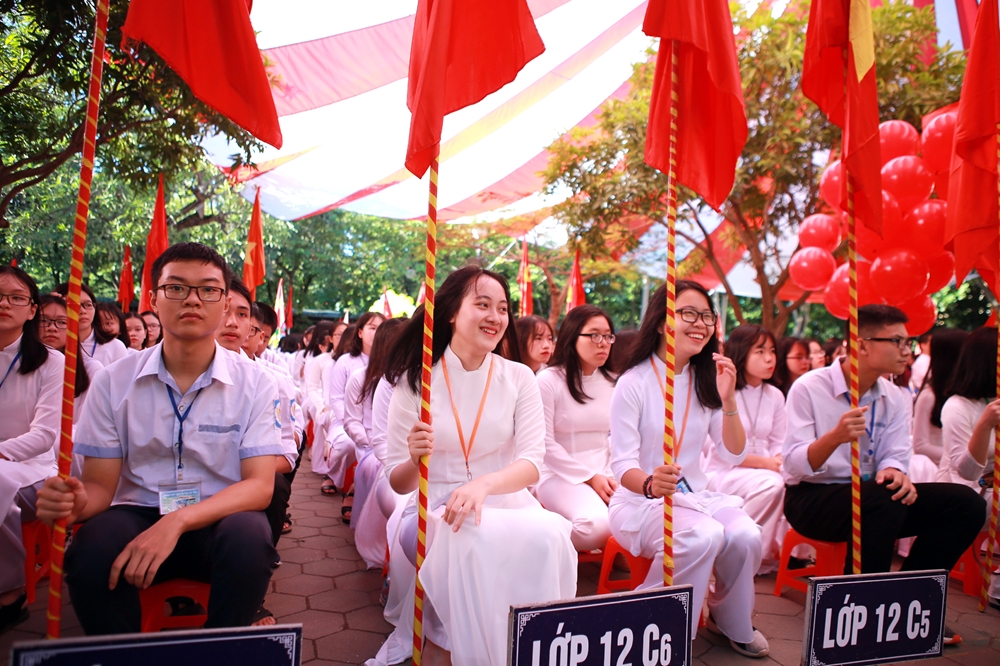 Học sinh trường THPT Chuyên Phan Bội Châu (Nghệ An) trong ngày khai trường.