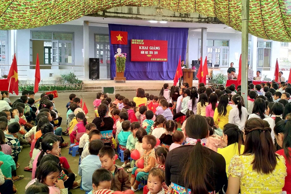 Bà con xã Sì Lở Lầu phấn khởi cùng con dự lễ khai giảng.