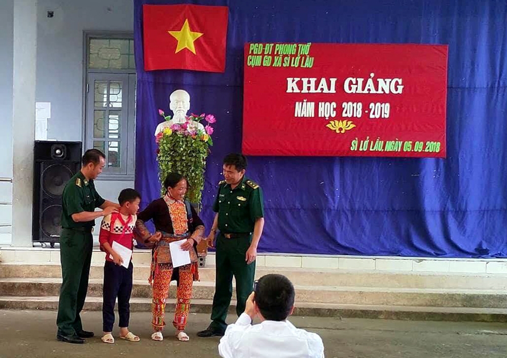 Cán bộ Bộ đội Biên phòng Sì Lờ Lầu trao quà tặng gia đình, học sinh nghèo vượt khó.
