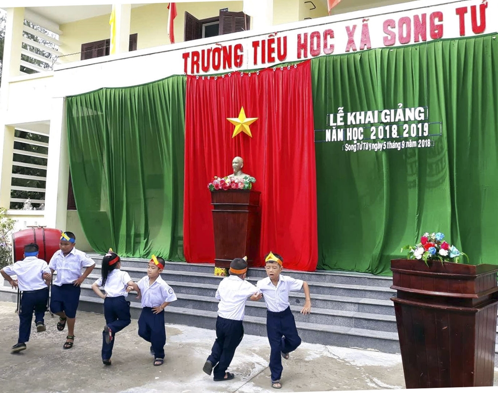 Từ thành thị, đến hải đảo xa xôi, đâu đâu cũng tràn ngập niềm vui, không khí của Ngày hội toàn dân đưa trẻ đến trường.