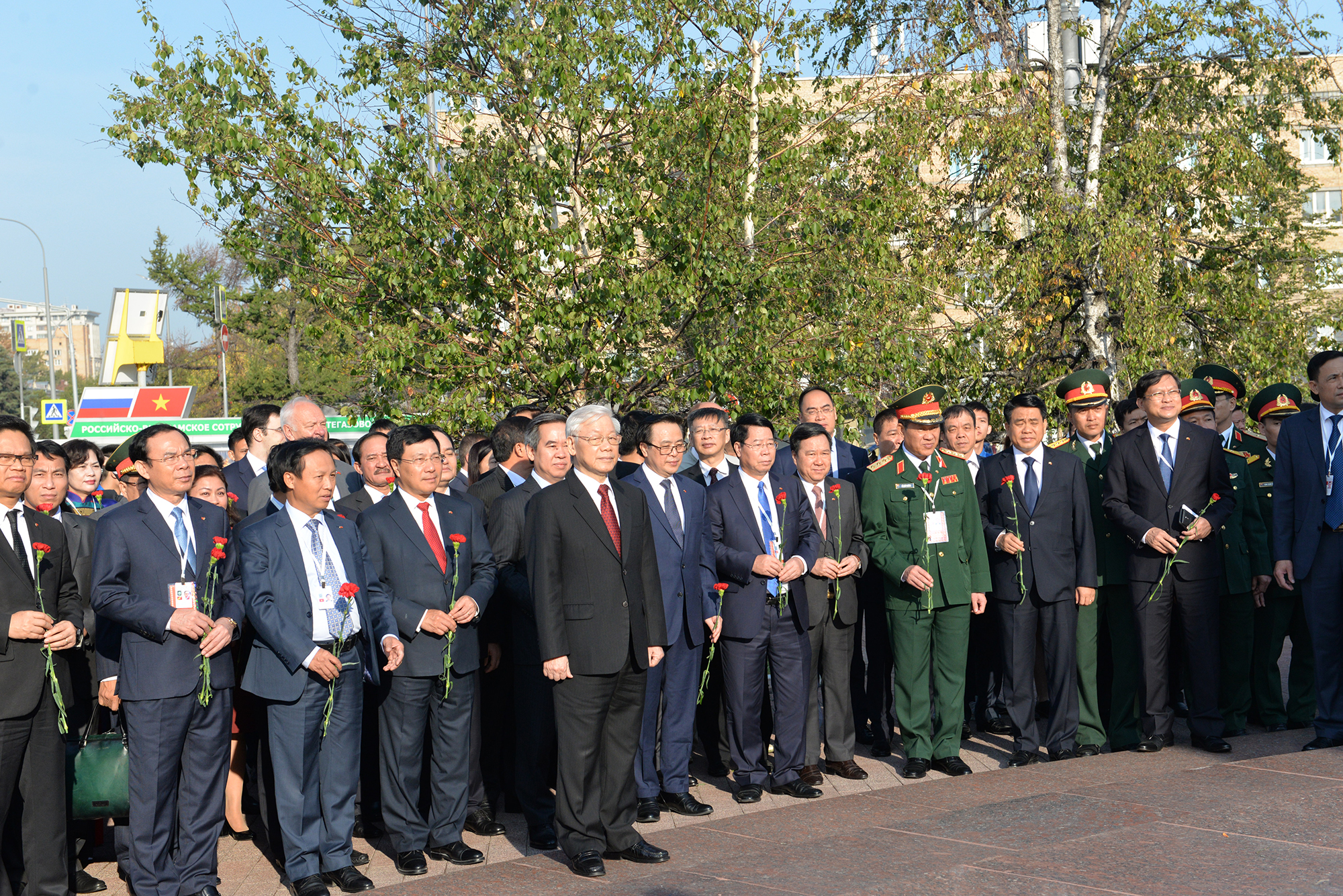 Tổng Bí thư Nguyễn Phú Trọng dâng hoa tại tượng đài Chủ tịch Hồ Chí Minh ở thủ đô Moscow