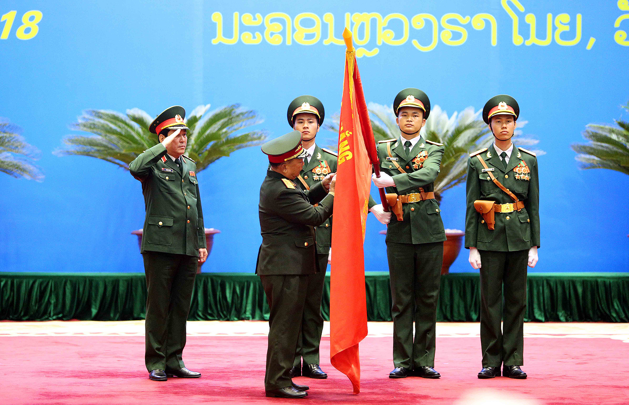 Nhà nước và Bộ Quốc phòng Lào trao Huân chương tặng tập thể, cá nhân thuộc Quân đội nhân dân Việt Nam

