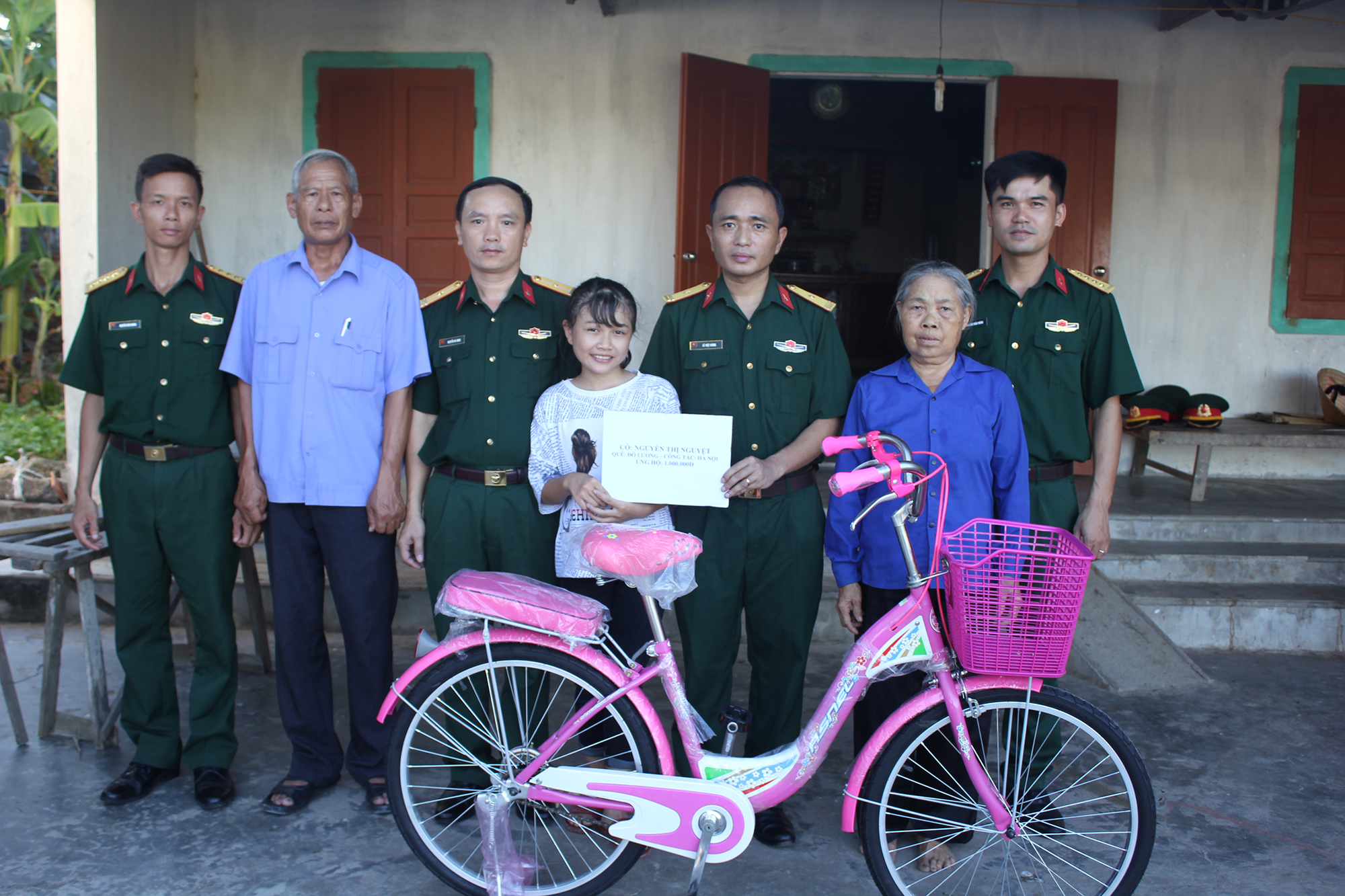 Sư đoàn 324 tặng xe đạp cho học sinh có hoàn cảnh khó khăn