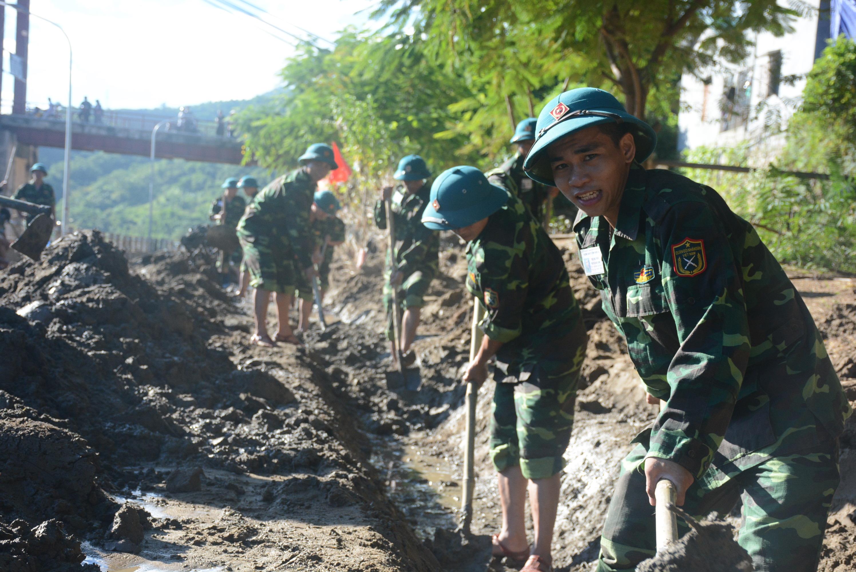 Hành quân xuyên đêm về giúp dân vùng lũ