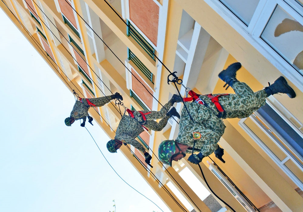 Kỹ thuật chạy trên tường điêu luyện của chiến sĩ đặc công.