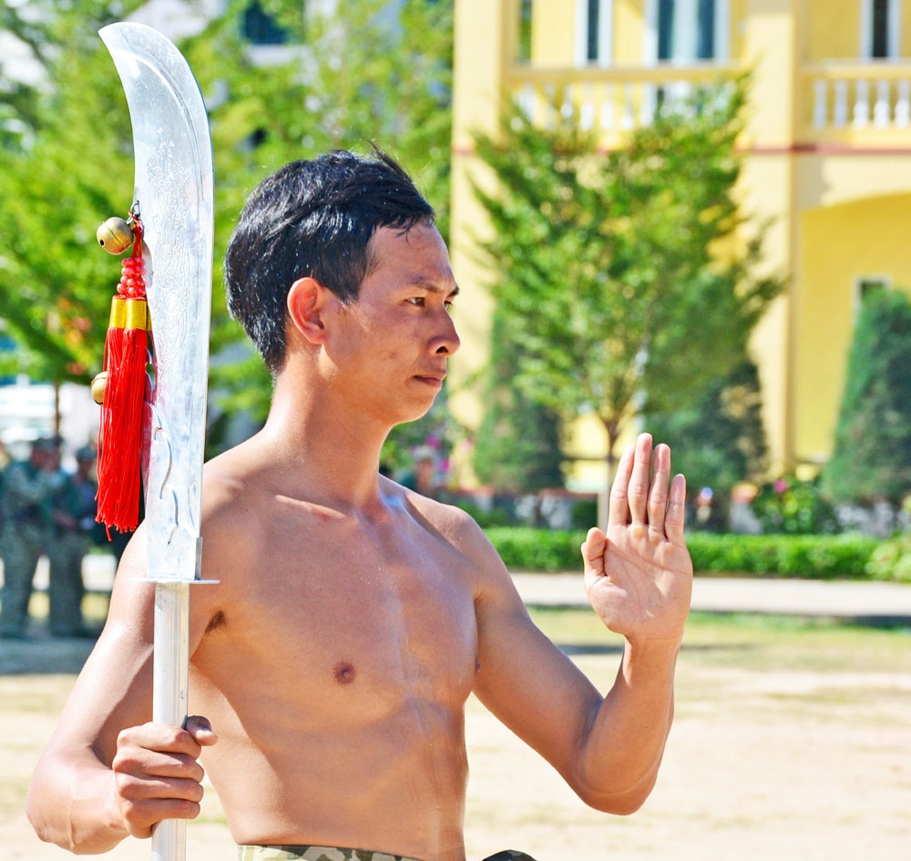 ...và có sử dụng vũ khí vô cùng đặc sắc.