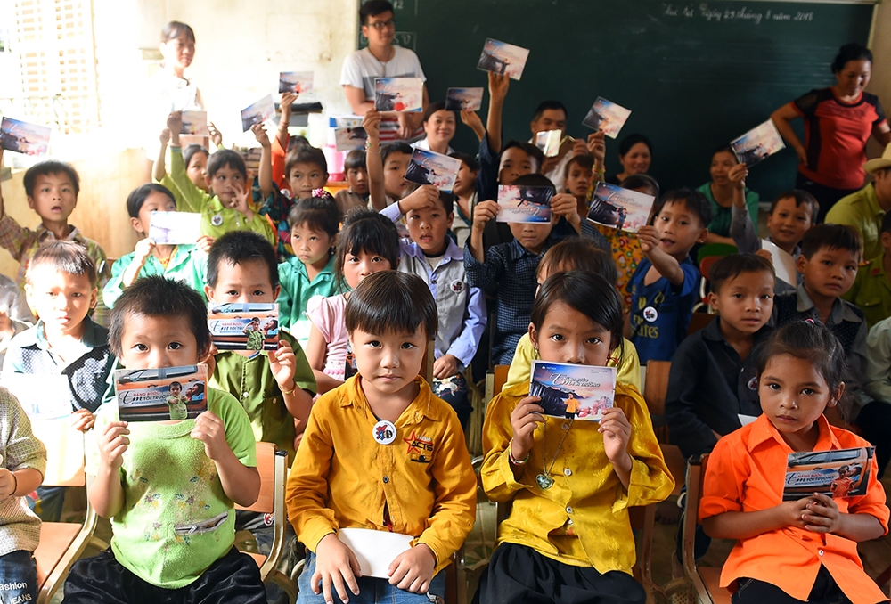 Các em được chụp ảnh lưu niệm và nhận ảnh ngay nên tỏ ra rất hào hứng.