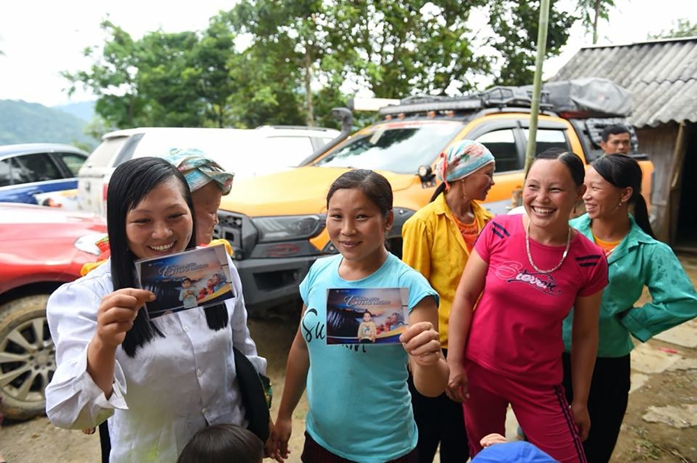 Niềm vui của các em học sinh và phụ huynh khi lần đầu được chụp ảnh.